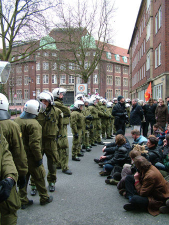 Bremer Str.: Friedlicher Protest kurz vor dem Abdrengen durch die Polizei Richtung Hansaring