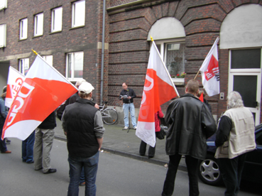 Es spricht DGB-Kreisvorstand Carsten Peters vor dem damaligen Gewerkschaftshaus in der Dammstrae in Mnster
