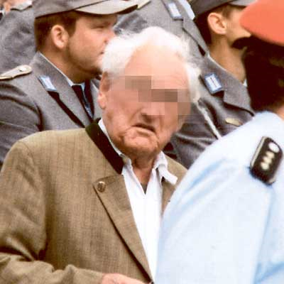 Josef S., hier inmitten von Gebirgsjgern bei einer Feier in Mittenwald im Jahr 2007, soll verantwortlich sein fr ein Massaker in Italien 1944. Foto: oh