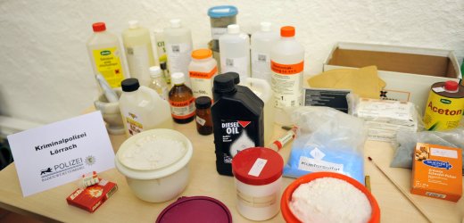 Die Polizei in Lörrach präsentiert Chemikalien, die bei einem 22-jährigen Neonazi in Weil am Rhein sichergestellt wurden. Offenbar bastelte der Mann an einer Bombe. dpa