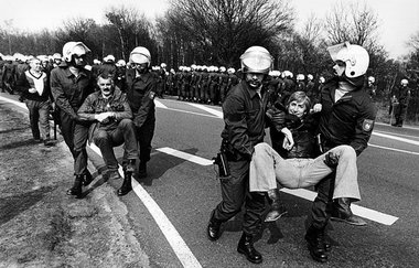 Das Foto entstand bei einer Blockade in Garlstedt 1982 (rechts vorn wird unser Autor weggetragen).
