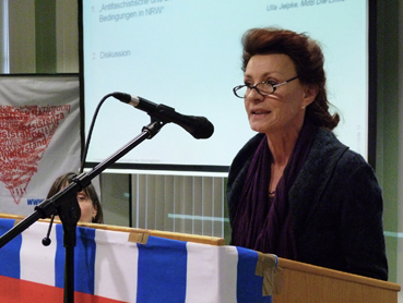 Ulla Jelpke (MdB, Partei Die Linke) bei ihrem Referat