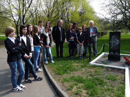 Am Denkmal fr die in den Konzentrationslagern gestorbenen Kinder