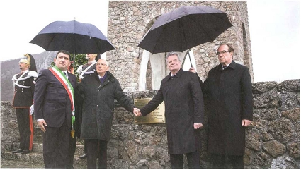Bundespräsident Gauck und der italienische Staatspräsident Napolitano vor dem Mahnmal, das an das Massaker vom 12. August 1944 erinnert.