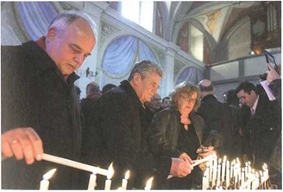 Zusammen mit dem Ehepaar Westermann entzündet der Bundespräsident eine Gedenkkerze in der Kirche. Im Hintergrund ist die Friedensorgel zu sehen.