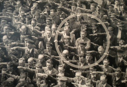 Der Mut des Einzelnen: Nur ein Werftarbeiter verweigert bei der Taufe eines Schiffs in Hamburg am 13. Juni 1936 den Hitlergruß. Foto: ND-Archiv