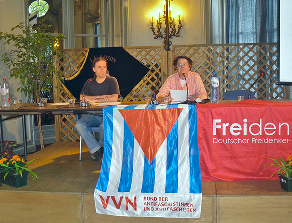 Der Moderator der Veranstaltung, Prof. Philippe Beck und Iris Bernert-Leushacke (VVN-BdA NRW).
