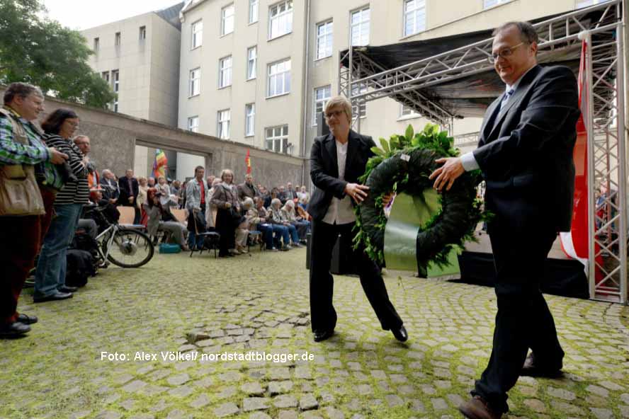 Der SLADo e.V. legt einen Kranz zum Gedenken an alle Homosexuellen Opfer der NS-Zeit nieder. Fotos: Alex Völkel