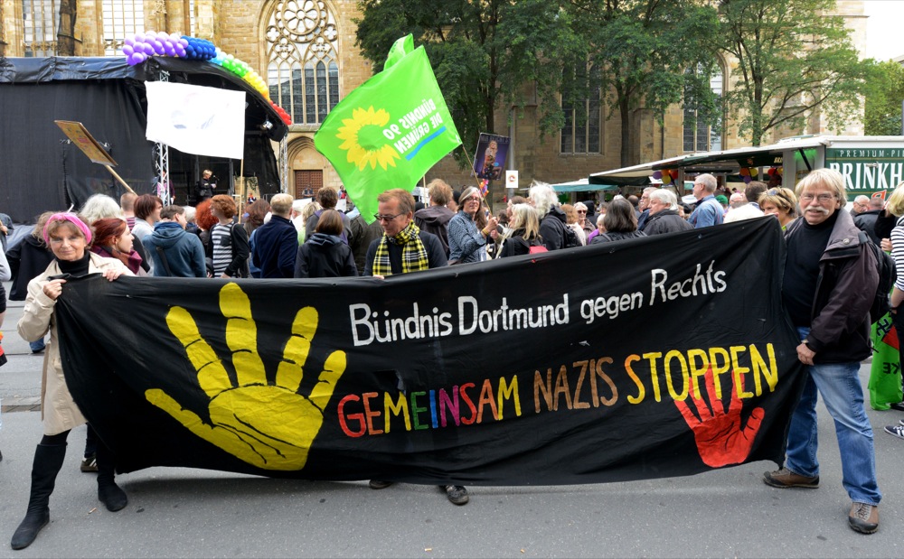 Ula und Wolfgang Richter mit dem Banner vom Bündnis Dortmund gegen Rechts. Fotos: Alex Völkel