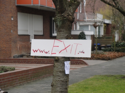 An der Route den Nazis sagen, wo es lang geht: "www.exit.de"