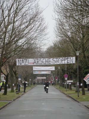 Alle paar Meter ein Transparent: "NAZIaufmÄRSCHE STOPPEN"