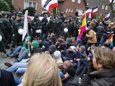 Die Nazis werden um die kleine Sitzblockade herumgeleitet