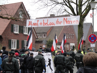 Narrenaufmarsch unter dem Transpi: "Alaaf und Helau, ihr Narren"