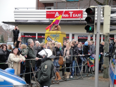 Gegenprotest am Hohen Heckenweg Ecke Am Rumphorst. Gegenüber ist der Protest an der Kösliner Straße