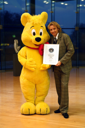 Moderator Thomas Gtottschalk mit dem Haribo-Bären (Foto Haribo/http://www.presseportal.de/pm/13627/772363/weltrekord-haribo-und-thomas-gottschalk-die-laengste-werbepartnerschaft-der-welt)