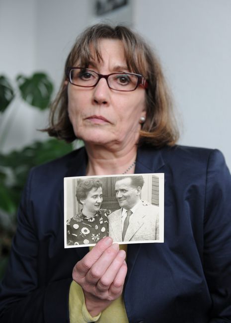 Barbara Simoleit mit einem Foto ihrer Mutter Hildegard und ihrem Großvater Albert Lange. Foto: Ulli Winkler
