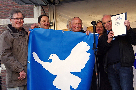 Beim Ostermarsch überreicht: Friedenspreis ging an die Düsseldorfer VVN-BdA