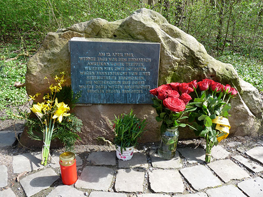 Ein Gedenkstein erinnert an den Mord im Eller Forst.