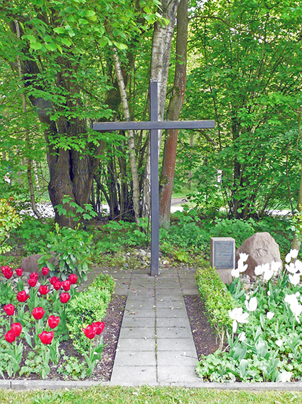 Die Gedenkstätte in den Bockholter Bergen nahe der damaligen Hinrichtungsstätte von Franciszek Banaś und Wacław Ceglewski. Die Namen der beiden erfährt man auf dem leider zu kleinen Gedenkstein (rechts hinten) nicht.