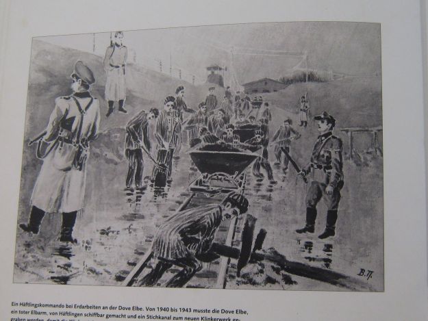 In der Ausstellung sind neben den von der SS hergestellten Propagandafotos auch Zeichnungen mit realistischeren Darstellungen zu finden.