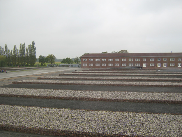 Gedenkstätte Neuengamme mit Blick auf den Eingangsbereich. Im Vordergrund die Grundrisse der nicht erhaltenen Baracken.