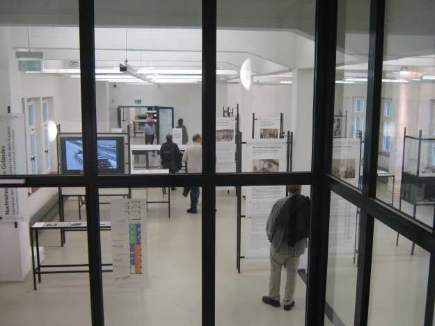 Blick in die Hauptausstellung, die in einer ehemaligen Häftlingsunterkunft untergebracht ist. Sie trägt den Titel „Zeitspuren: Das Konzentrationslager Neuengamme 1938-1945 und seine Nachgeschichte“.