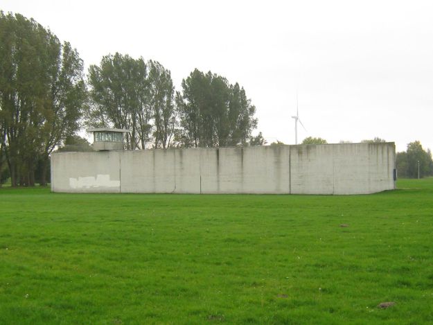 Innerhalb der Gedenkstätte Neuengamme finden sich bauliche Reste des früheren Gefängnisses.