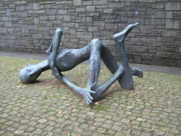 Bronzefigur „Sterbender Häftling“ aus dem Jahre 1965 der französischen Bildhauerin Francoise Salmon, Überlebende des KZ Auschwitz.
