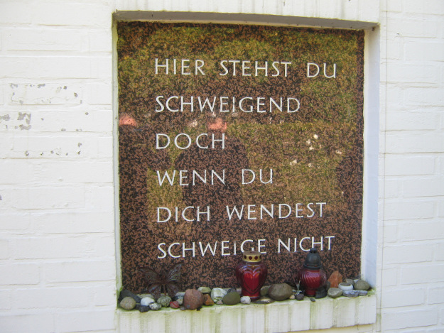 Gedenkort im Rosengarten der Gedenkstätte Bullenhuser Damm hinter dem Schulgebäude.