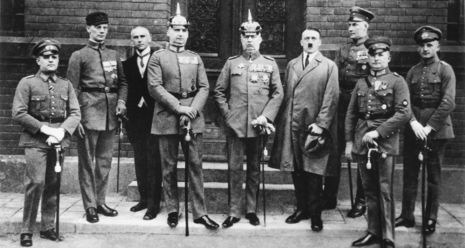 Die Hauptangeklagten des Putsches von 1923; links neben Hitler General Ludendorff. Foto: nd-Archiv