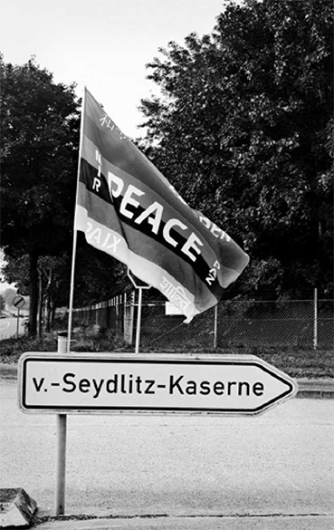 Friedensfahne über der nach dem preußischen Kavalleriegeneral Friedrich Wilhelm von Seydlitz benannten Kaserne in Kalkar
