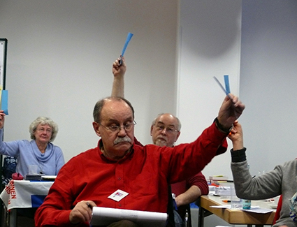 Ulrich Sander bei einer der Abstimmungen (Foto: Jochen Vogler, r-mediabase.eu)