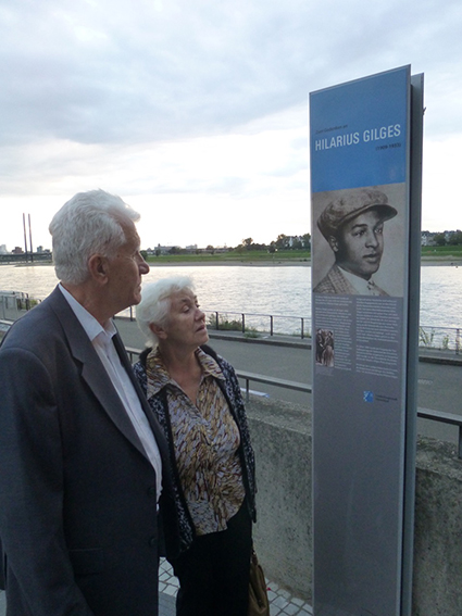 Die Informationstafel, die am Rheinufer an den ermordeten Nazigegner Hilarius Gilges erinnert