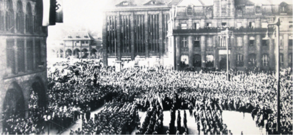 Hissen der Hakenkreuzfahne durch die Nationalsozialisten am 8. März 1933 vor 5000 Menschen auf dem Alten Markt