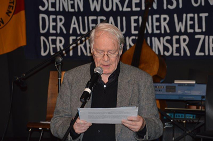 Andreas Weißert. Der Schauspieler liest die Rede von Rudolf Amelunxen vor, die der Ministerpräsident im Oktober 1946 bei der VVN-NRW-Grünung hielt (siehe antifa März-Ausgabe 2017)