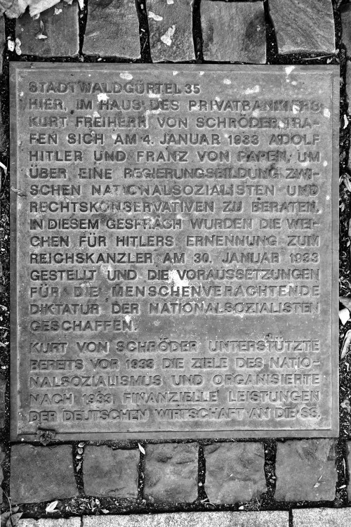 Tafel bei der Villa des Bankiers von Schröder. Hier trafen sich am 4.1.1933 die Spitzen der Nazi-Partei mit Wirtschaftsvertretern und konservativen Spitzenleuten(Foto: UZ- Archiv)